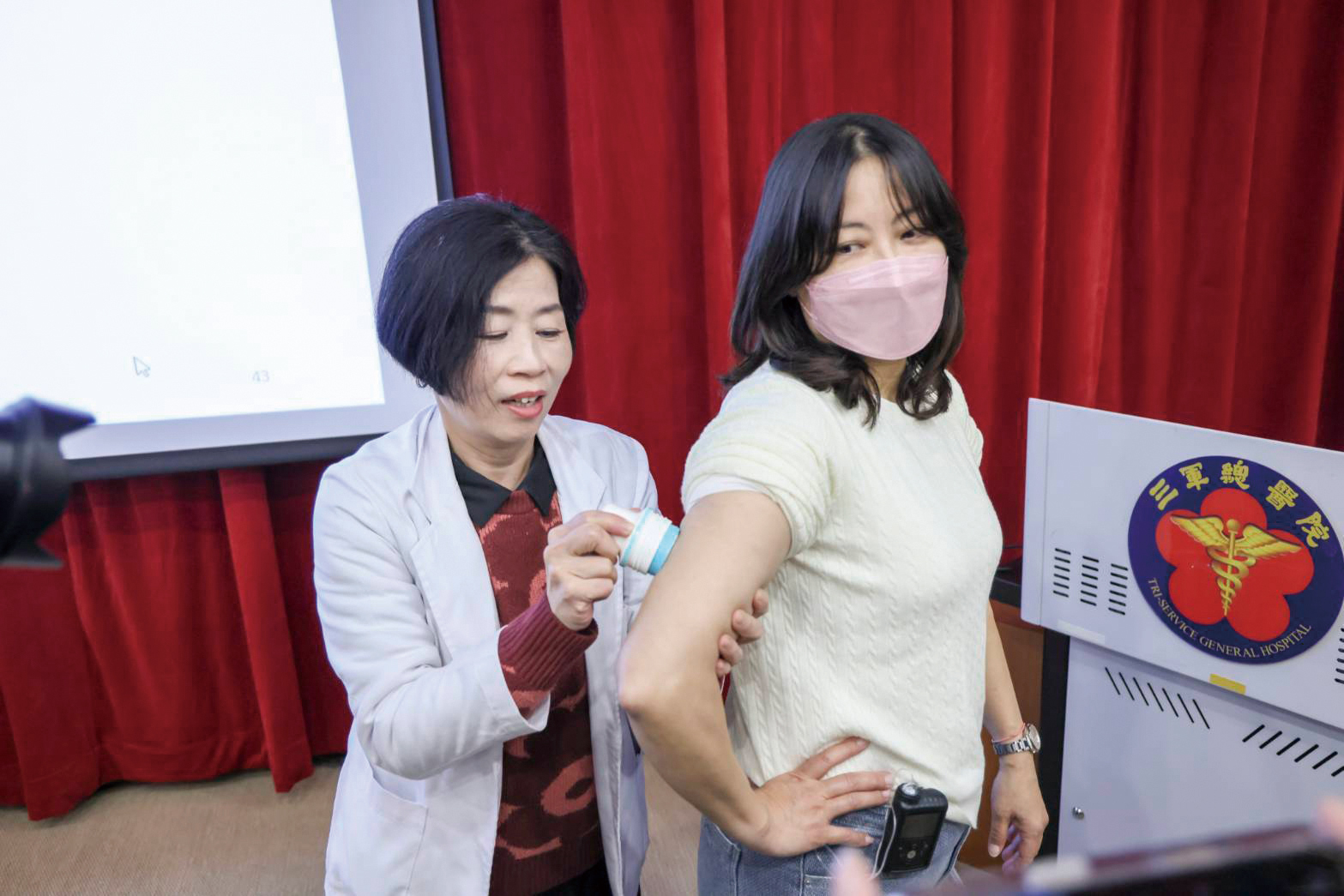 新陳代謝科糖尿病衛教師陳思羽現場說明如何使用連續血糖監測與閉環胰島素系統